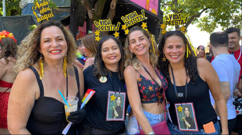 Foliões curtem em clima de Oscar e na companhia de pets no Benfica. Na foto, as folionas Monica Menescal, Bruna Honorato, Kedman Felix e Claudia Cordeiro
