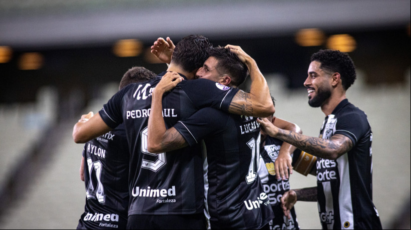 Jogadores do Ceará comemorando gol do atacante Pedro Raul