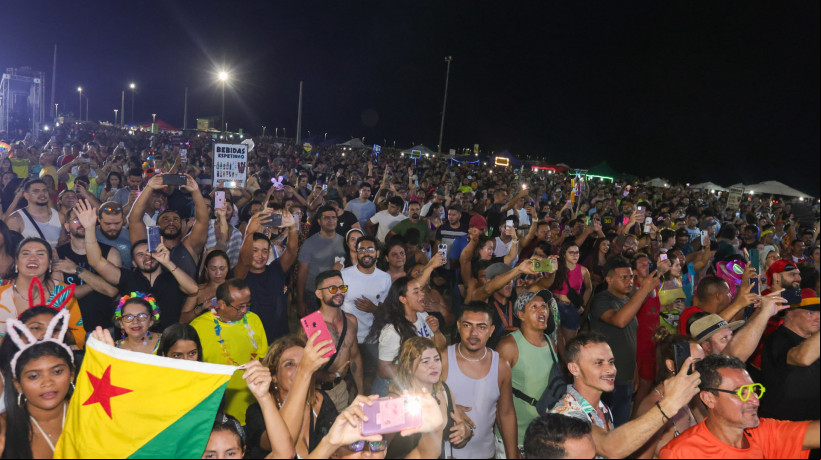 Praia de Iracema nesta segunda-feira de Carnaval, 03, reúne multidão de foliões para noite de forró