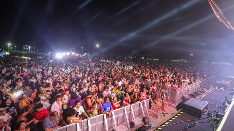 Milhares de foliões se reuniram para prestigiar apresentações de forró, no Aterro da Praia de Iracema, nesta segunda0feira, 03