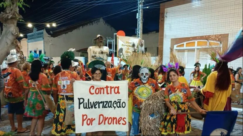 Protesto marcou o desfile cultural na Rua Grande, em Aracati