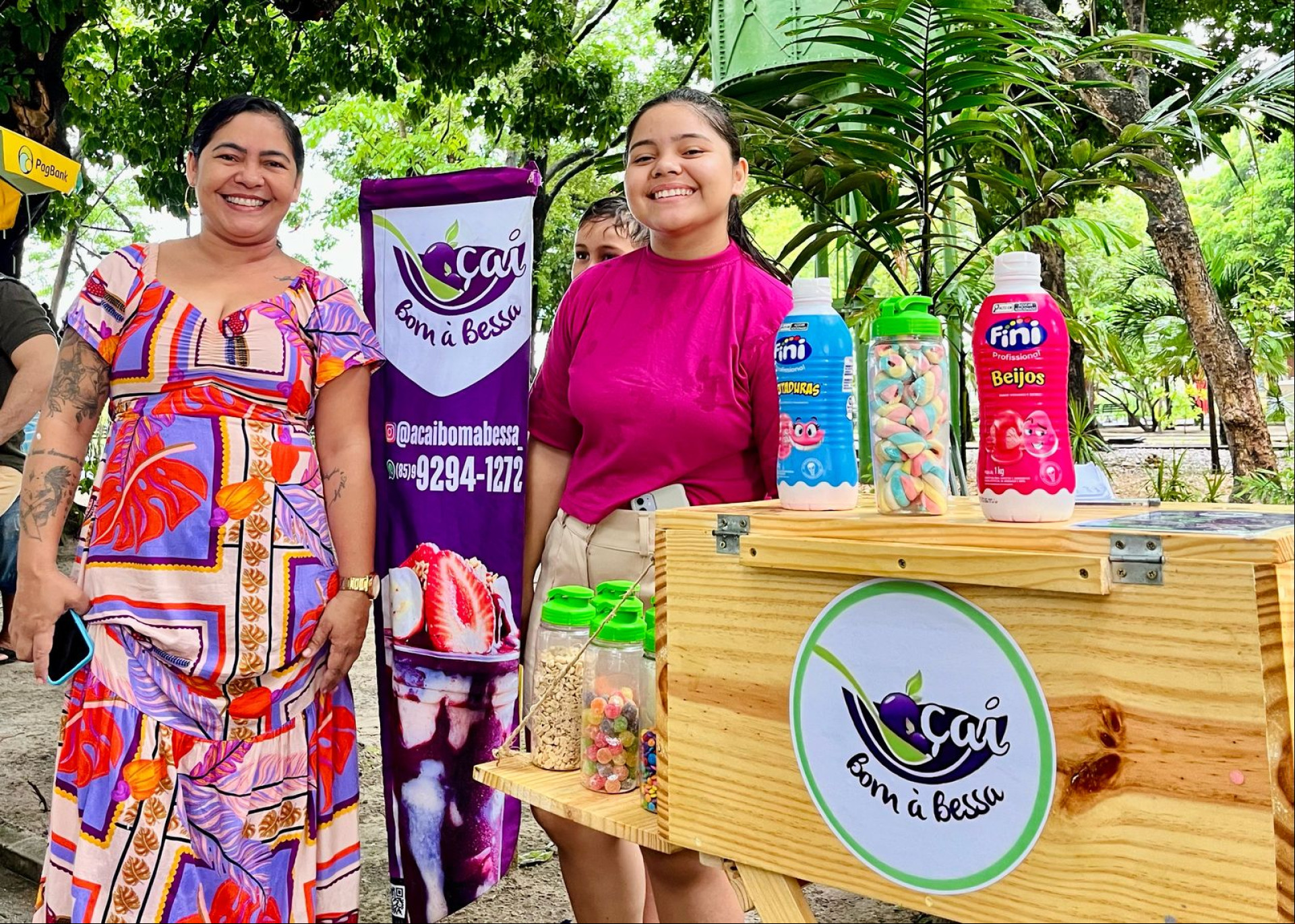 Para a comerciante Val Bessa, frequentadora do Carnaval no eio Público, ela encontrou na folia uma possibilidade de expansão de seus negócios. Para a comerciante Val Bessa, frequentadora do Carnaval no eio Público, ela encontrou na folia uma possibilidade de expansão de seus negócios.