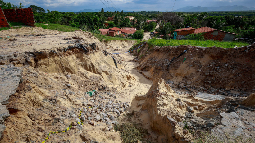 Deslizamento de terra na rua Raimundo Mendes de Carvalho, no Icaraí, atinge casas e deixa desabrigados