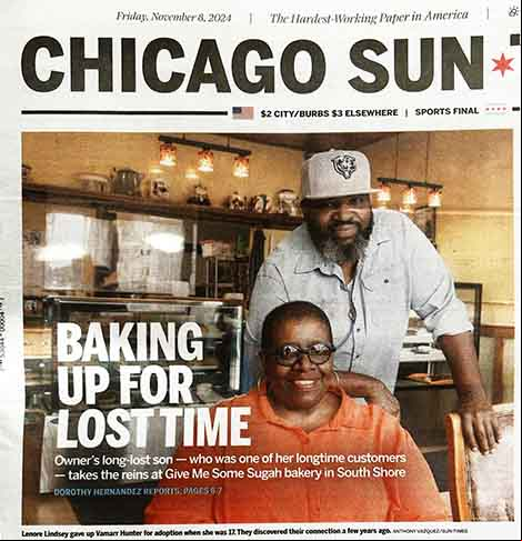 Um morador de Chicago, nos EUA, descobriu que a mãe biológica, a quem procurou por anos, é dona de uma padaria que ele frequentava diariamente. Essa incrível história foi publicada em jornais americanos.