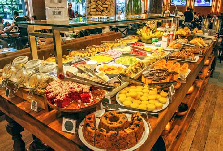 As padarias também costumam produzir e vender itens de confeitaria, como bolos, tortas, brigadeiros, entre outros doces.