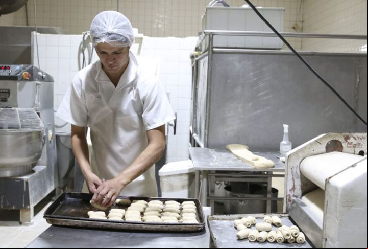 Padaria, também chamada de panificadora, é um estabelecimento especializado em produzir e vender gêneros alimentícios feitos a partir de farinha, como pães, bolos, biscoitos, etc…