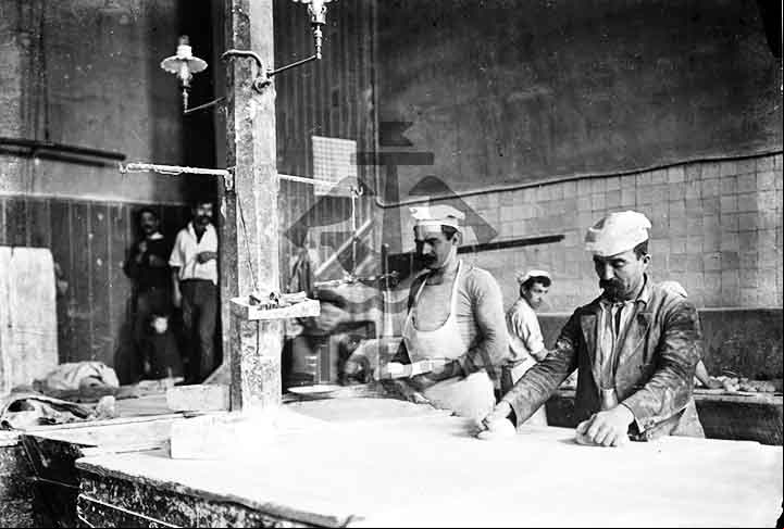 Foram os portugueses que trouxeram os pães para o Brasil, durante o período colonial. Com o ar das décadas, eles começaram a abrir padarias no país, introduzindo e tornando esse mercado tradicional.
