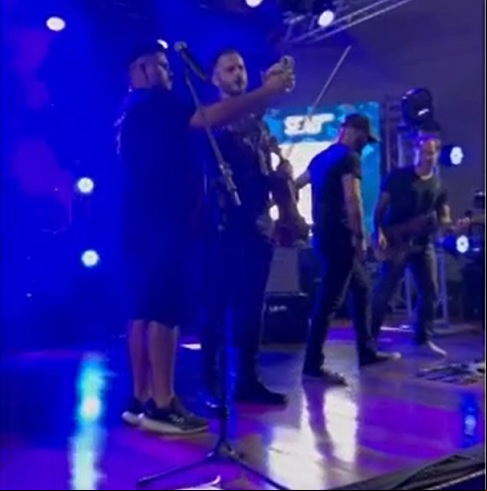 Enquanto se apresentava, o músico recebeu uma ligação de vídeo da própria mãe e parou tudo para poder atendê-la.