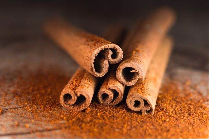 - ½ xícara (chá) de açúcar; 1 pitada de sal e canela a gosto.