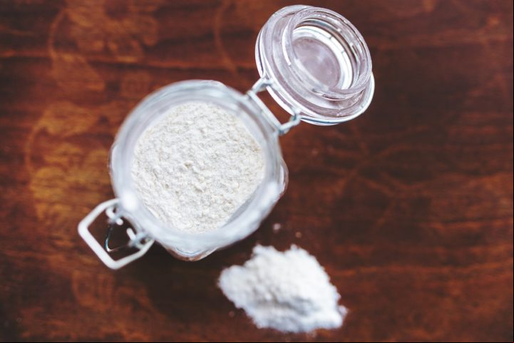 Depois, é preciso preparar a Farofa de cuca. Seguem os ingredientes: 1 xícara e 1/2 (chá) de farinha de trigo;