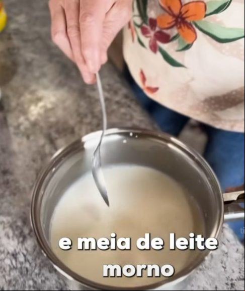 - 1 xícara e 1/2 (chá) de leite morno e 1 xícara (chá) de Nescau;