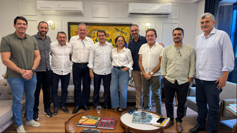 O prefeito Evandro Leitão (PT) e a bancada de vereadores do PDT