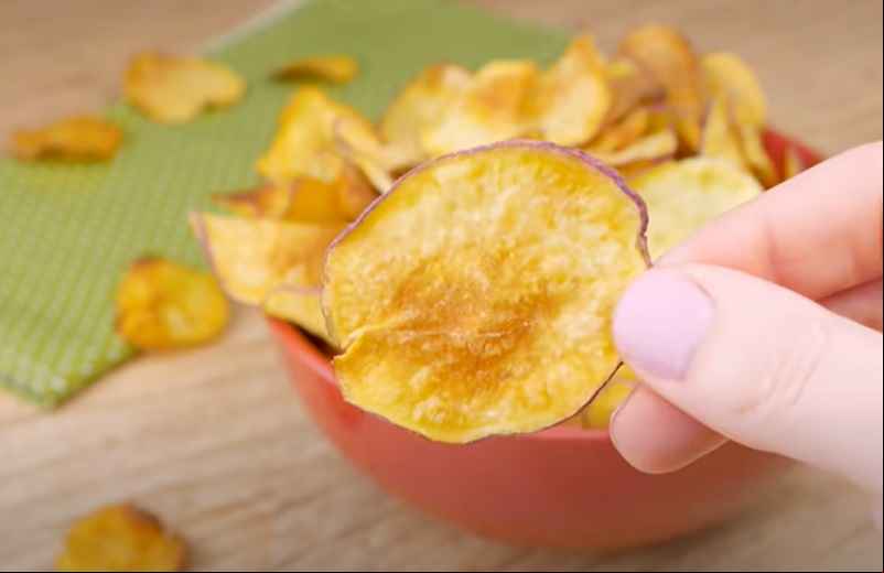 Batatas chips são comumente servidas como petisco, acompanhamento ou aperitivo. As chips básicas são fritas e salgadas; variedades adicionais são fabricadas com vários aromas e ingredientes, incluindo ervas, especiarias, queijos e aditivos artificiais.