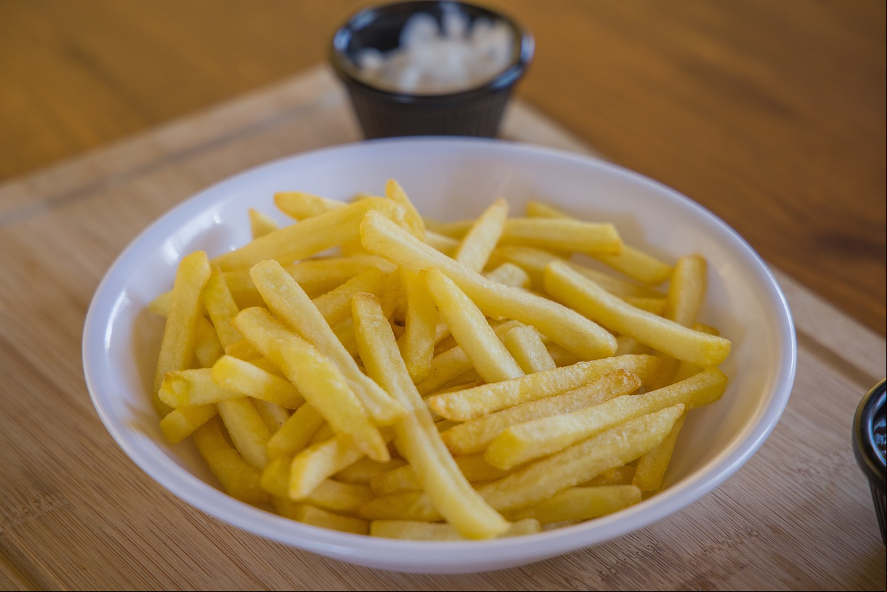 Além disso, há a crença de que a batata frita tenha se originado na Europa no século XIX, tendo registros de um livro (Les Soupers de la Cour) publicado em 1825 sobre culinária sa.