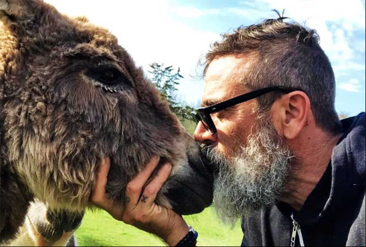 Morgan é conhecido por seu envolvimento em várias causas de caridade e por seu apoio a iniciativas voltadas para a saúde mental e o bem-estar animal. Ele virou notícia em 2018 ao adotar um burro (Jack) e uma ema (Diane).