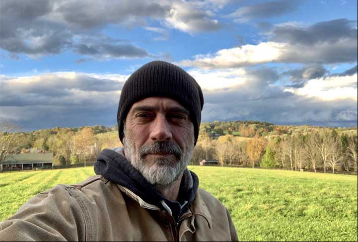 O ator e produtor norte-americano Jeffrey Dean Morgan é um dos homens de sucesso na indústria do entretenimento. Ele tem uma carreira que abrange desde papéis dramáticos a personagens complexos em produções populares, construindo, assim, sólida reputação.