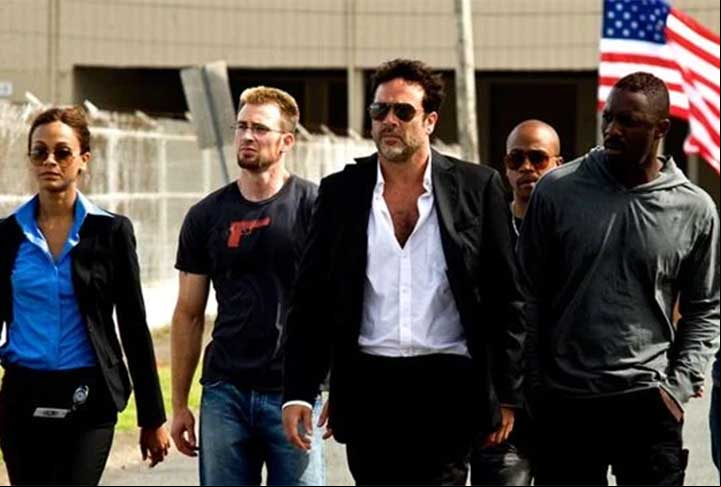 Jeffrey Dean Morgan também estrelou The Losers (2010) como Clay, o líder de agentes de operações especiais que busca vingança após serem traídos e dados como mortos. No filme, que é uma adaptação de uma série de quadrinhos da DC Comics, Clay e seu grupo enfrentam desafios enquanto tentam derrubar um poderoso inimigo que os manipulou.