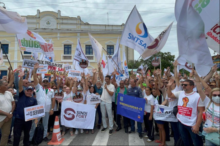 Servidores rechaçam proposta de reajuste apresentada pela Prefeitura de Fortaleza Servidores rechaçam proposta de reajuste apresentada pela Prefeitura de Fortaleza