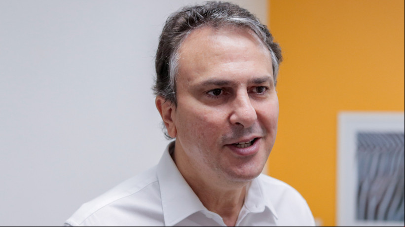 Ministro da Educação, Camilo Santana é a maior liderança no PT, no Ceará, desde 2022