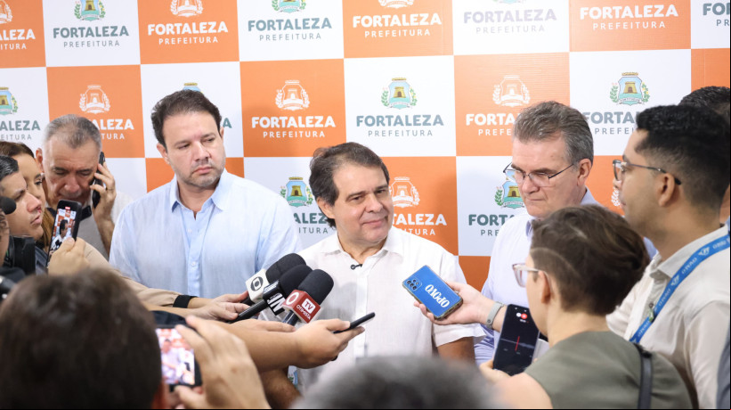 Evandro Leitão em coletiva de imprensa antes de reunião com o secretariado