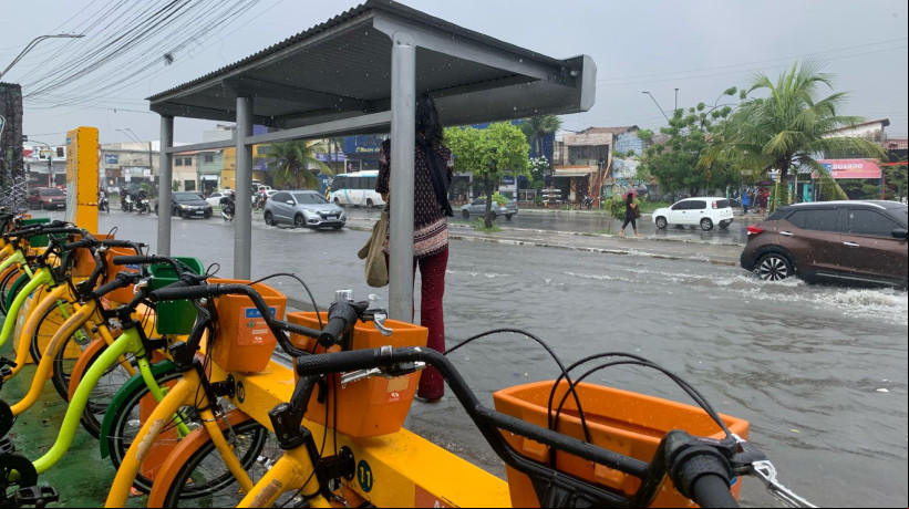 Manhã de Fortaleza inicia com alagamento em ponto de ônibus no bairro Couto Fernandes neste sábado, 15