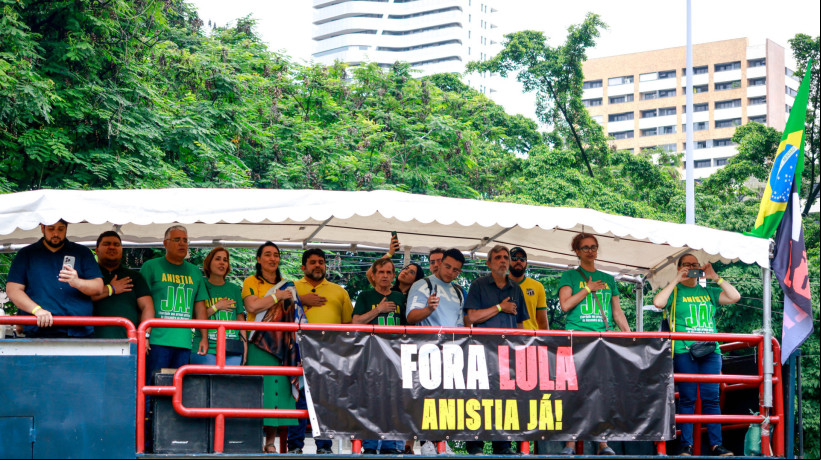Manifestação pedindo anistia pelo 8/01 e "Fora Lula", na Praça Portugal