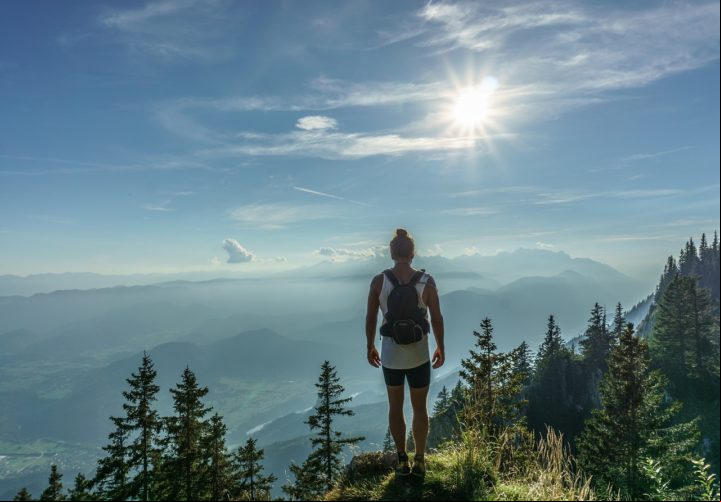 Viajar para o exterior é uma chance não só se conhecer novas culturas e relaxar, mas também vem com um grande diferencial: fazer compras. Produtos eletrônicos, roupas e até itens exclusivos podem ser adquiridos em outros países, muitas vezes a preços mais íveis.