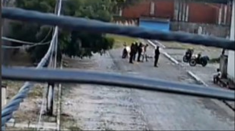 Imagens de câmeras de vigilância do condomínio mostraram o momento da agressão