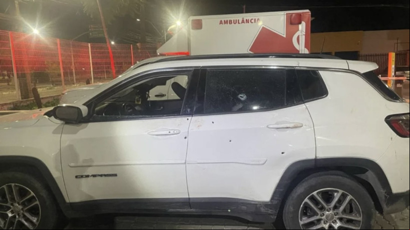 Carro foi alvejado a tiros em ataque de criminosos no bairro Jangurussu, em Fortaleza