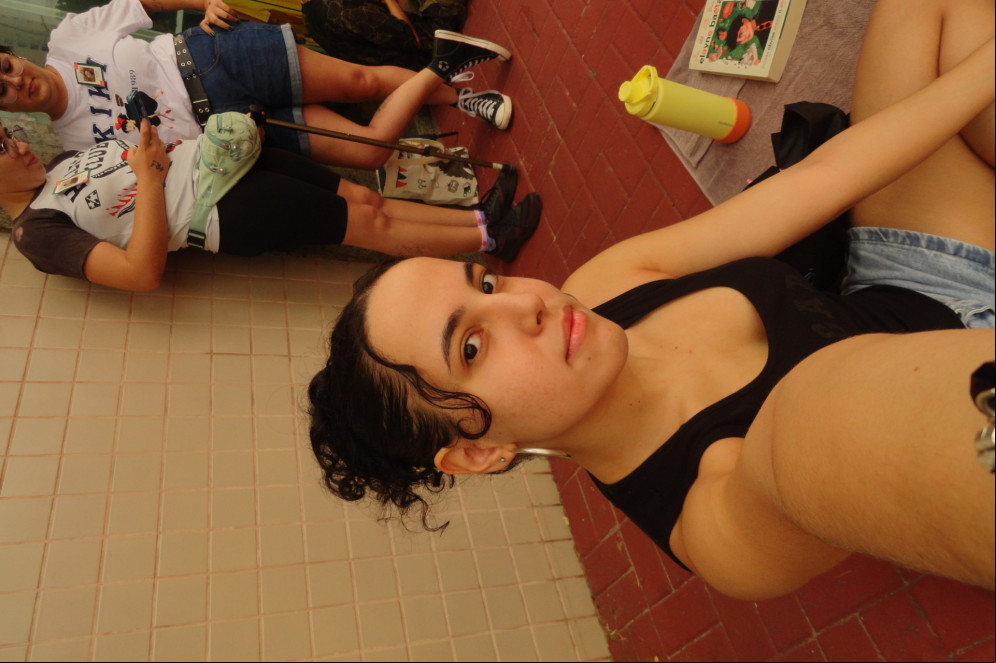 Fãs fizeram fila no shopping Iguatemi Bosque para autógrafos com autora Elayne Baeta; a estudante de psicologia Maria Clara foi uma delas