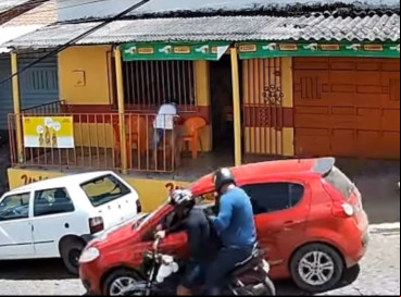 Dois homens em uma motocicleta são suspeitos do crime  