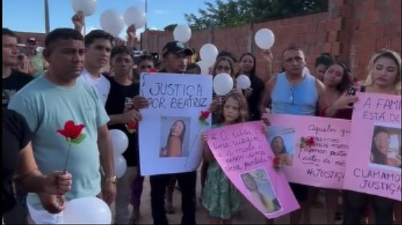 Familiares e amigos realizaram manifestação durante o cortejo e sepultamento de Beatriz dos Anjos Miranda. vítima de feminicídio