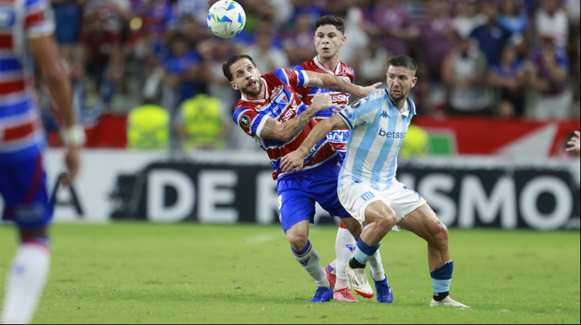Lucas Sasha disputa lance no jogo Fortaleza x Racing, no Castelão, pela Libertadores 2025