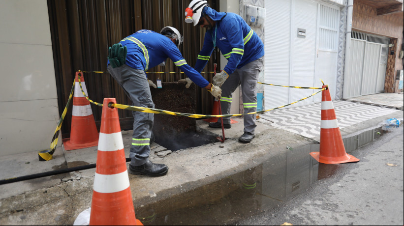 Equipe realiza um teste de fumaça na tubulação de esgoto no bairro Cais do Porto