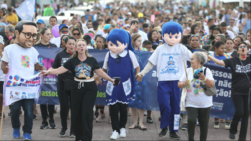 Caminhada da Conscientização sobre Autismo, na avenida Beira Mar