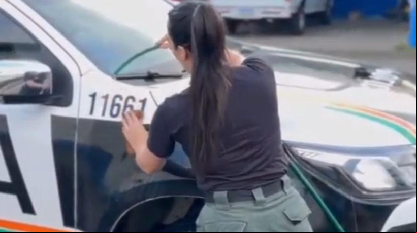 PM publicou vídeo nas redes sociais lavando viatura da PMCE
