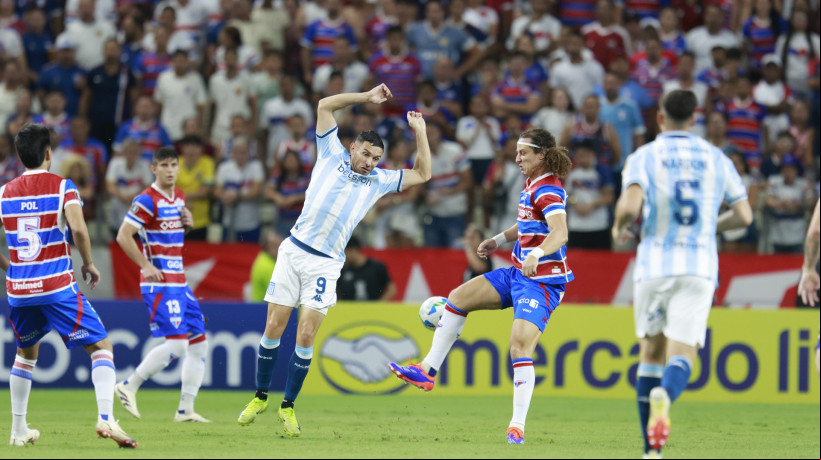 Adrián Martínez e David Luiz disputam lance no jogo Fortaleza x Racing, no Castelão, pela Copa Libertadores 2025