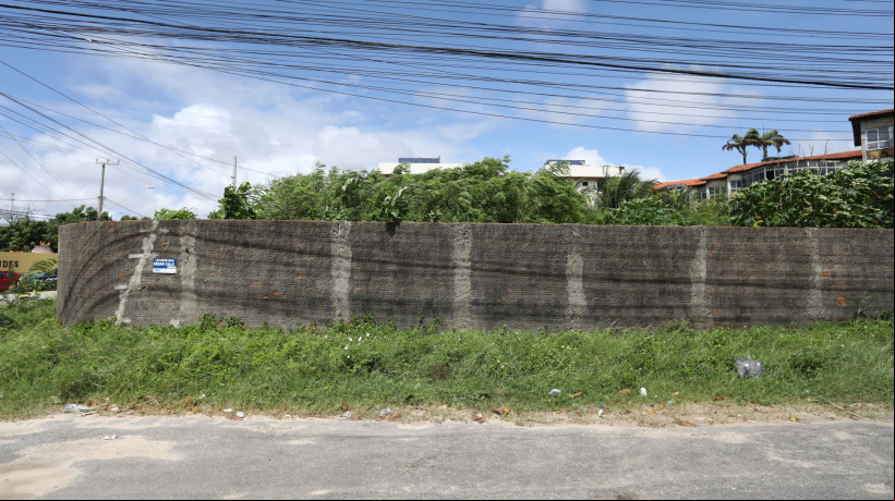 ￼TERRENO abandonado na avenida César Cals, no bairro Praia do Futuro