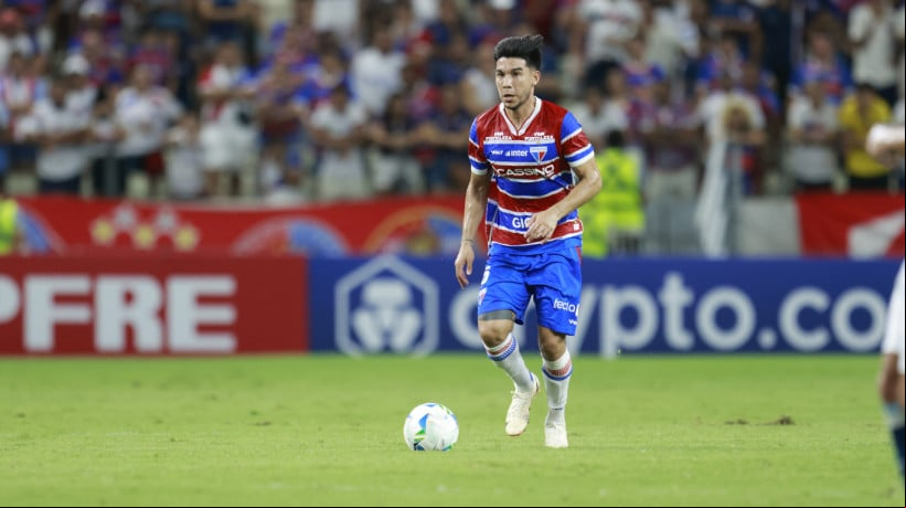 Volante Pol Fernández no jogo Fortaleza x Racing, no Castelão, pela Copa Libertadores 2025
