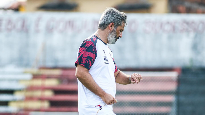 Técnico Tiago Zorro em treino do Ferroviário no Elzir Cabral