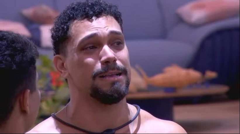 Na reta final do BBB 25, Vinicius revelou sua bissexualidade aos colegas e ao Brasil, emocionando ao falar do medo da reação da família