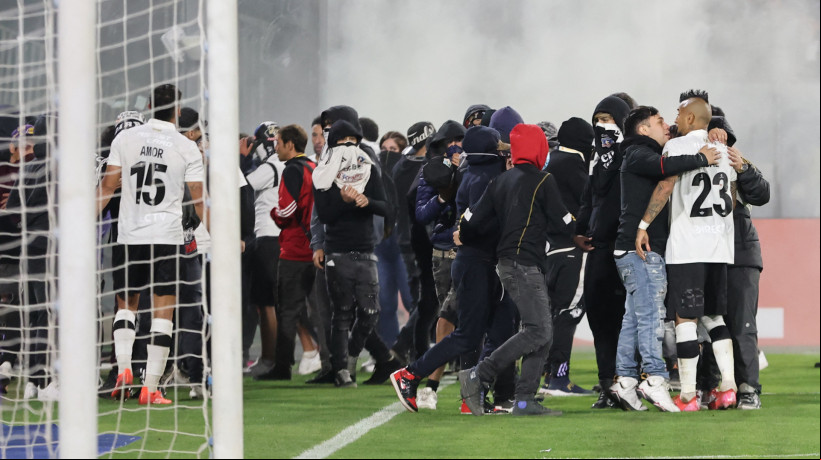 Torcida do Colo-Colo invade campo no jogo Colo-Colo x Fortaleza, no Estádio Monumental de Santiago, pela Copa Libertadores 2025