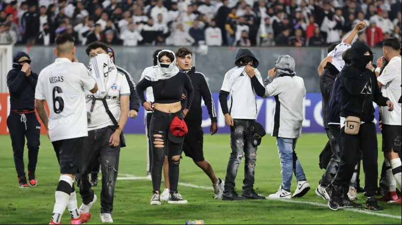 Torcida do Colo-Colo invade campo no jogo Colo-Colo x Fortaleza, no Estádio Monumental de Santiago, pela Copa Libertadores 2025