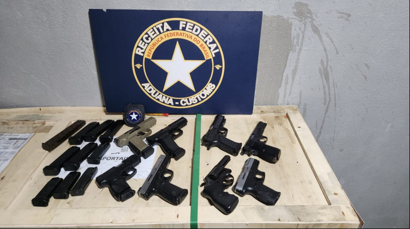 Oito armas e 17 carregadores foram apreendidos