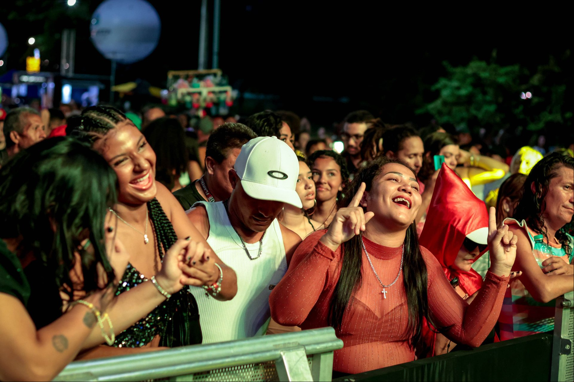 Público se amontoa na grade para acompanhar o show de Danieze Santiago, terceira atração da noite deste sábado, 12 Público se amontoa na grade para acompanhar o show de Danieze Santiago, terceira atração da noite deste sábado, 12