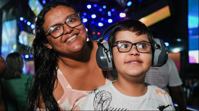 Juliana Silva e o filho Samuel, de 9 anos, participaram da festa na Praia de Iracema Juliana Silva e o filho Samuel, de 9 anos, participaram da festa na Praia de Iracema