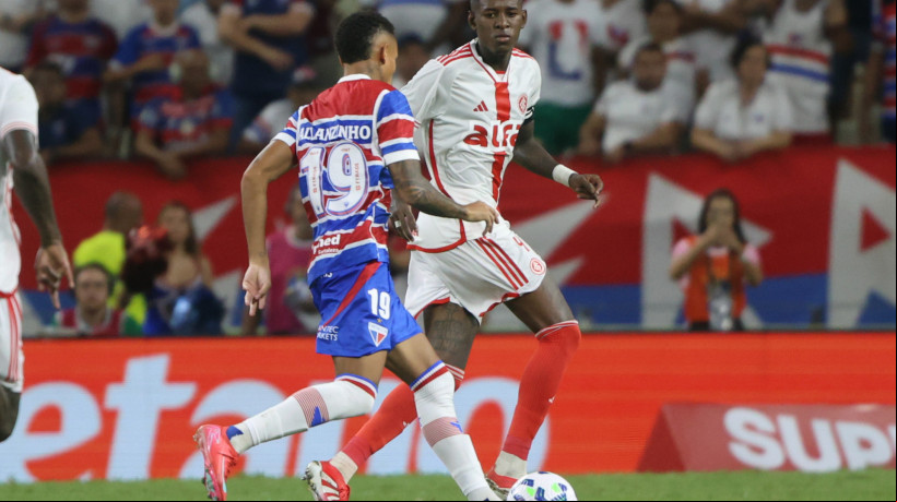 Allanzinho e Vitão disputam lance no jogo Fortaleza x Internacional