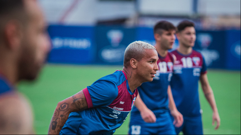 Atacante Deyverson em treino do Fortaleza no Centro de Excelência Alcides Santos