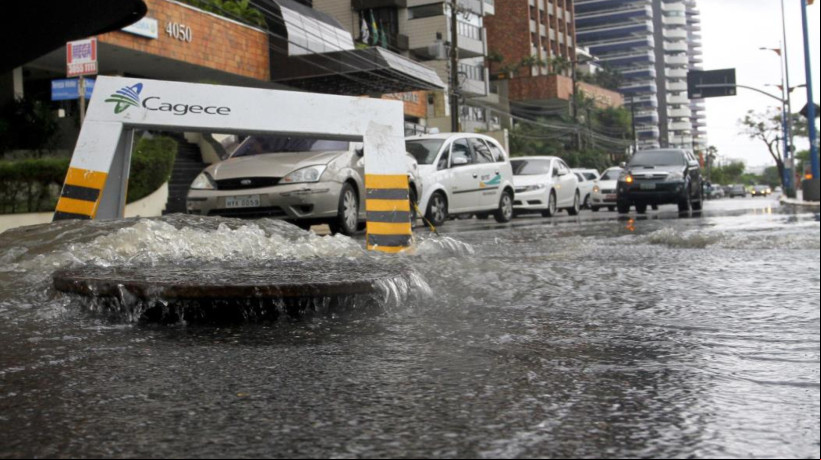 Foto de apoio ilustrativo. Boeiro estoura devido às fortes chuvas na avenida Beira Mar, em 23 de fevereiro de 2015