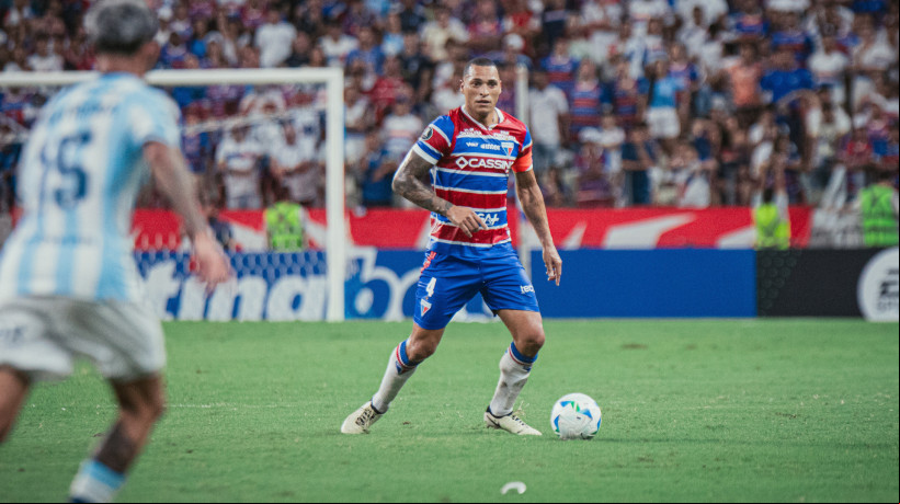 Zagueiro Titi no jogo Fortaleza x Racing, no Castelão, pela Copa Libertadores 2025
